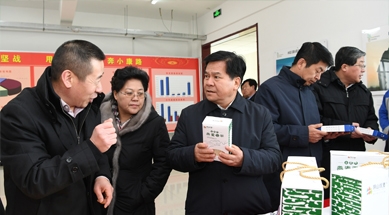 原內蒙古自治區(qū)黨委書記李紀恒蒞臨公司考察指導產(chǎn)業(yè)化扶貧工作